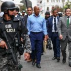 El alcalde de Nueva York, Eric Adams (c) recorre, el Centro Histórico, en Quito (Ecuador), este 6 de octubre de 2023.