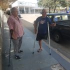 Freddy Cedeño (derecha) considera que el IESS debería primero resolver los problemas pendientes del hospital Teodoro Maldonado Carbo, como en su caso, que espera una prótesis desde hace dos años.