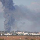 Humo tras un impacto sobre la ciudad israelí de Gedera tras el lanzamiento de cohetes desde Gaza hoy sábado.