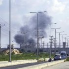 El humo se eleva desde el cruce de Erez durante el asalto a los asentamientos israelíes por parte de militantes de la milicia Ezz Al-Din Al Qassam