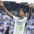 MADRID, 07/10/2023.- El centrocampista inglés del Real Madrid Jude Bellingham celebra tras marcar el 2-0 durante el partido de Liga EA Sports que el Real Madrid y el Osasuna disputan este sábado en el estadio Santiago Bernabéu de Madrid. EFE/ZIPI ARAGON
