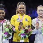 Antwerp (Belgium), 07/10/2023.- (L-R) Silver medalist Simone Biles of the United States, gold medalist Rebeca Andrade of Brazil and bronze medalist Seojeong Yeo of South Korea pose on the podium after winning the Women"s Vault Final at the Artistic Gymnastics World Championships in Antwerp, Belgium, 07 October 2023. (Bélgica, Brasil, Corea del Sur, Estados Unidos, Amberes) EFE/EPA/OLIVIER MATTHYS