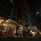 Escenario. Restaurantes, restobares y discotecas se levantan en Puerto Santa Ana, una de las zonas más turísticas que tiene Guayaquil y donde habitan también familias.