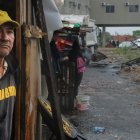 Un hombre observa los restos de las casas quemadas, en Asunción (Paraguay)