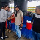 Encuentro. El vocero del EMC saluda a un grupo de personas.