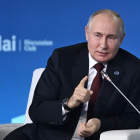 El presidente ruso Vladimir Putin asiste a una sesión plenaria