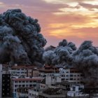 El humo se eleva después de que aviones de combate israelíes atacaran la torre Palestina en la ciudad de Gaza.