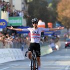 El ciclista esloveno Tadej Pogacar, con un explosivo ataque en los metros finales, se llevó el tercer título en el último monumento de la temporada.