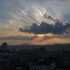 Las Brigadas de Al Qasam, el brazo armado de Hamás,lanzan cohetes desde la franja costera de Gaza hacia Israel.