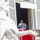 Imagen de archivo del papa Francisco en la ventana de su oficina con vistas a la Plaza de San Pedro, en la Ciudad del Vaticano.