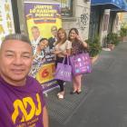 Saavedra posa junto a ciudadanas. Usa los colores de la alianza de Daniel Noboa, a quien respaldan en segunda vuelta.