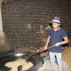 El proceso de tueste de la cebada es lo que le da el sabor característico a la máchica. Se hace en leña.