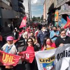 La UNE y otras organizaciones sociales protestaron afuera de la Corte Constitucional.