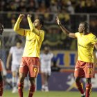 El colombiano Jeison Medina (c) fue una de las figuras del Aucas al marcar dos goles a Barcelona.