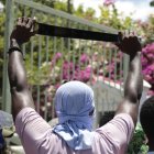 Un manifestante levanta un machete durante una protesta contra las pandillas y la inseguridad en Puerto Príncipe, este año