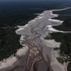 Vista. Se observa el río Negro visiblemente seco, en Tumbira