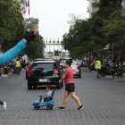Una mujer camina junto a su hijo por una calle del centro de Guayaquil. Según el censo de 2022, el promedio materno actual es de dos hijos.