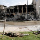 Los cuerpos de militantes de Hamás frente a la destruida comisaría de policía en la ciudad sureña de Sderot, cerca de la frontera con Gaza.