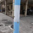 En el sitio en donde ocurrió el hecho colocaron un cartel con unas velas en homenaje a los fallecidos.