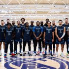 El equipo estadounidense fue recibido con una foto de bienvenida en Madrid.