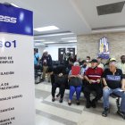 Afiliados y pensionistas realizan diversos  trámites en la agencia del IESS situada en la Avenida de las Américas