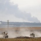 Soldados israelíes en vehículos militares recorren un área a lo largo de la frontera con Gaza, en el sur de Israel, este lunes.