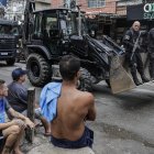 Policías participan en un operativo contra las bandas criminales hoy, en una favela de la ciudad de Río de Janeiro (Brasil).