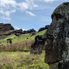Escenario. Uno de los moáis afectados por incendios cerca del volcán Rano Raraku (Pascua).