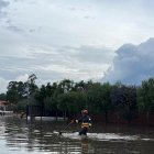 Los bomberos iniciaron las labores de evacuación del agua y de auxilio en caso de ser necesario.