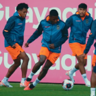 Algunos de los jugadores convocados entrenando.
