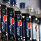 BOTELLAS DE PEPSI COLA.
Productos sódicos PepsiCo Inc. sientan en pantalla durante una reunión de inversionistas de PepsiCo en el Yankee Stadium en Nueva York, EE.UU., el lunes 22 de marzo de 2010. PepsiCo, el segundo mayor fabricante de refrescos del mundo, ha rediseñado su envase de bebidas y la comercialización en el año 2009, y compró sus dos mayores distribuidores de bebidas para aumentar las ventas en los EE.UU. y tener un mayor control sobre la entrega. La empresa, que ha confiado en los mercados emergentes para el crecimiento de refrescos, está empujando ofrendas sin calorías en el extranjero. Fotógrafo: Jin Lee / Bloomberg ORG XMIT: 97815573 AMERICA; AMERICAS DE BEBIDAS; BEBIDAS SODA NEGOCIO; FINANZAS REFRESCO; REFRESCOS. PepsiCo Inc. soda products sit on display during a PepsiCo investor meeting at Yankee Stadium in New York, U.S., on Monday, March 22, 2010. PepsiCo, the world"s second-largest soft-drink maker, redesigned its beverage packaging and marketing in 2009, and purchased its two largest drink distributors to boost sales in the U.S. and take greater control over delivery. The company, which has relied on emerging markets for soft-drink growth, is pushing no-calorie offerings overseas. Photographer: Jin Lee/Bloomberg ORG XMIT: 97815573 AMERICA; AMERICAS BEVERAGE; BEVERAGES SODA BUSINESS; FINANCE SOFT DRINK; SOFT DRINKS.