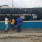 Electores esperan su turno en el interior de la escuela Luis Bonilla Castillo, de Guayaquil, en los comicios del 20 de agosto.