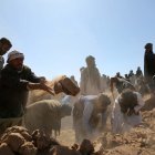 La gente busca a las víctimas entre los escombros de casas destruidas después de un terremoto en el distrito Zinda Jan de Herat, Afganistán, 09 de octubre de 2023.