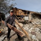 Un hombre limpia los escombros de una casa destruida después de un bombardeo en la aldea de Bilenke, región de Zaporizhia, Ucrania, 07 de octubre de 2023.
