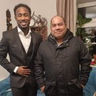 John Yeboah (i) junto a su tío Willy Zamora, en Hamburgo, Alemania.