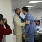 Esteban Guarderas felicita a Fantoni por su designación en presencia de la nueva presidenta Nicole Bonifaz.