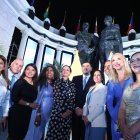 . Figuras. La candidata presidencial Luisa González junto al alcalde y miembros del Concejo Cantonal.