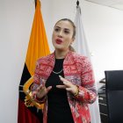 Es administradora de empresas con una especialización en Negocios Internacionales. Ha sido asesora de la gerencia de Petroecuador, ministerios y también de la Asamblea Nacional.
