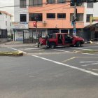 La camioneta en la que se movilizaban los sospechosos quedó abandonada en medio de la vía