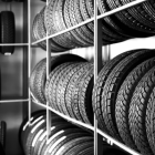 Referencial. Los delincuentes cortaron la puerta enrollable para romper el vidrio de la entrada principal.