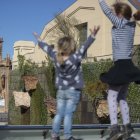 Dos niñas juegan en un parque