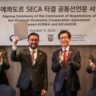 Autoridades de ambas naciones, en el momento de la firma.