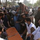 Afganos brindan ayuda médica a los afectados por el terremoto