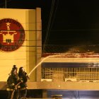 Miembro de los Bomberos alivian el fuego provocado por los reos.