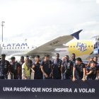 Previo a abordar la aeronave, la delegación tricolor posó para la foto oficial