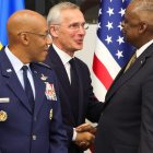 El secretario general de la OTAN, Jens Stoltenberg (I), saluda al responsable de Defensa de Estados Unidos, Lloyd Austin (D),