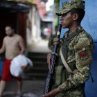 Militares patrullan como parte de un cerco de seguridad, hoy en Apopa