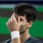 Carlos Alcaraz se lamenta tras perder ante Grigor Dimitrov en el Masters de Shanghai.