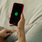 Usuario escuchando Spotify