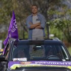 Simpatizantes del candidato presidencial Daniel Noboa esperan la llegada del candidato para el cierre de campaña electoral con miras a las presidenciales 2023, junto a la candidata del movimiento Revolución Ciudadana, Luisa González, hoy en Quito (Ecuador).